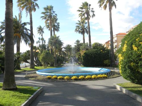 una fontana nel mezzo di un parco con palme di Vecchie Mura a Varazze