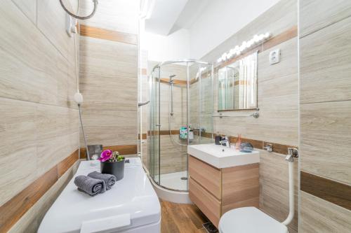 Bathroom sa Del Mar Apartment