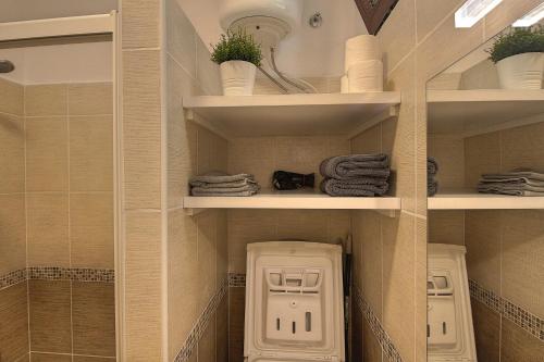 - Vestidor con aseo y toallas en los estantes en Sonia´s City View, en Santa Cruz de la Palma