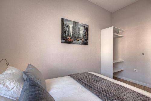 1 dormitorio con 1 cama con una foto en la pared en Sonia´s City View en Santa Cruz de la Palma