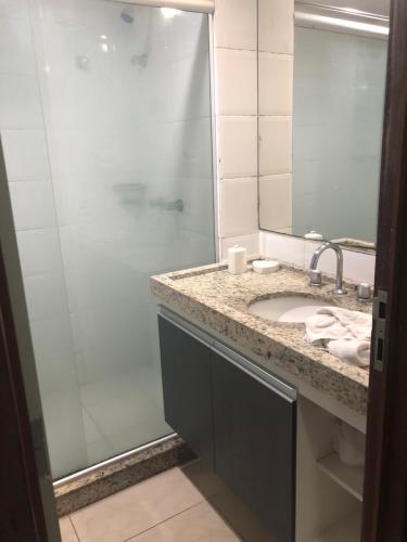 W łazience znajduje się umywalka i prysznic. w obiekcie 229 Flat no Imperial Tambaú beira mar w mieście João Pessoa