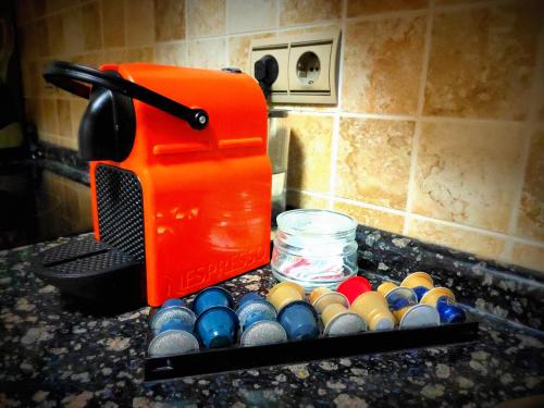 an orange toaster sitting on top of a counter with balls at Vivienda vacacional in Puerto del Rosario