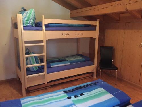 Etagenbett mit 2 Etagenbetten in einem Zimmer in der Unterkunft Chalet Julian in Lütschental