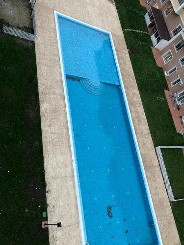 Ştefăneştii de JosDora High Life - North的蓝色游泳池的顶部景色