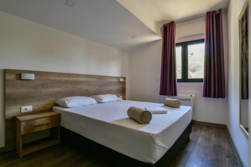 um quarto com uma cama com duas almofadas em Apartmani Djurovic em Ulcinj