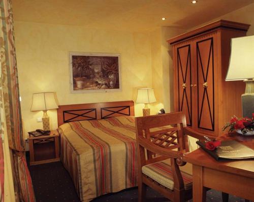 a hotel room with a bed and a desk at Hotel & Restaurant Alter Speicher in Greifswald