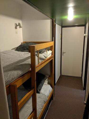 Cette petite chambre comprend des lits superposés et un placard. dans l'établissement Appt Résidence Gela, Piau Engaly (studio 6 pers), à Aragnouet