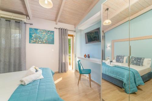 Postel nebo postele na pokoji v ubytování Flisvos Seaside Apartments
