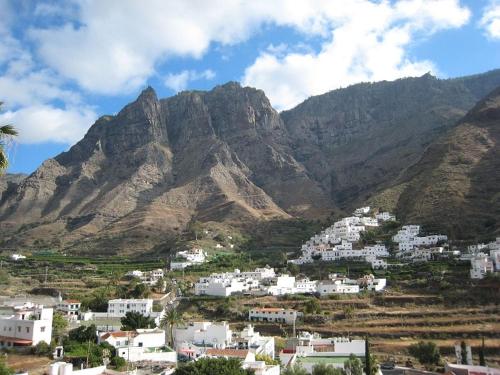 アガエテにあるCASA VISTAS TAMADABAの山の前の町