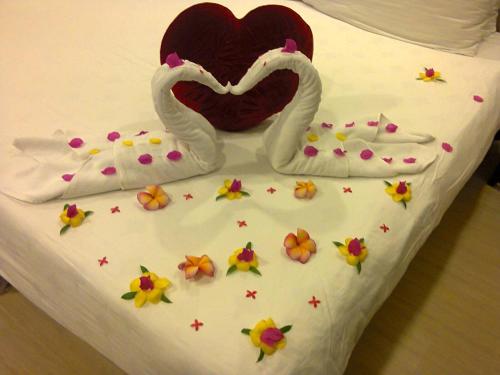 a bed with two swans made to look like hearts at Gateway Varkala in Varkala