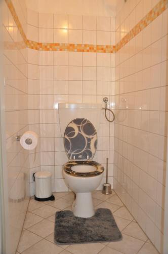 a bathroom with a toilet with a black and white seat at 2 Schlafzimmer Apartment in Linz