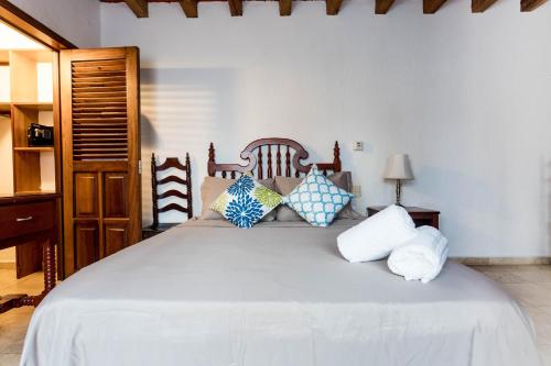 a bedroom with a bed and a dresser at Olas Altas Suites Departamentos in Puerto Vallarta