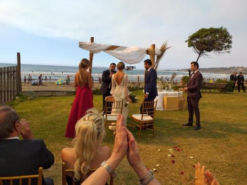 a group of people applauding as a bride and groom at Hotel Trocadero in Concón