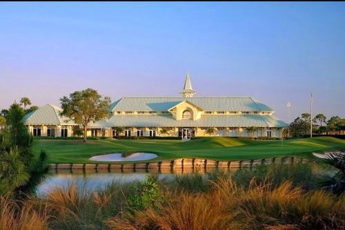 - une vue sur un parcours de golf avec un bâtiment dans l'établissement Modern PGA Village Mets Spring Training Condo A, à Carlton