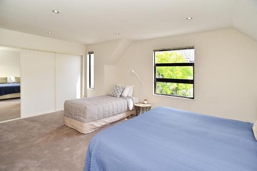 Una cama o camas en una habitación de Hagley Apartment - Christchurch Holiday Homes