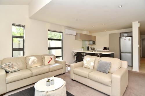 Ruang duduk di Hagley Apartment - Christchurch Holiday Homes