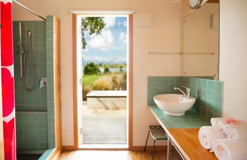 Bathroom sa The Apple Pickers' Cottages at Matahua