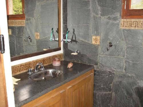 y baño con lavabo y espejo. en Casa Monte en Villa Icho Cruz