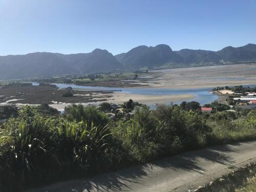 - une vue sur une rivière avec des montagnes en arrière-plan dans l'établissement Blue moon, à Collingwood