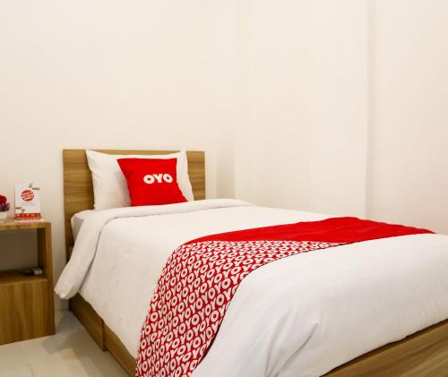Giường trong phòng chung tại OYO 1191 Monalisa Residence And Cafe