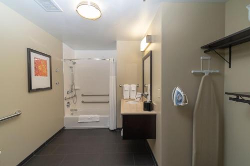 Kylpyhuone majoituspaikassa Staybridge Suites Marquette, an IHG Hotel