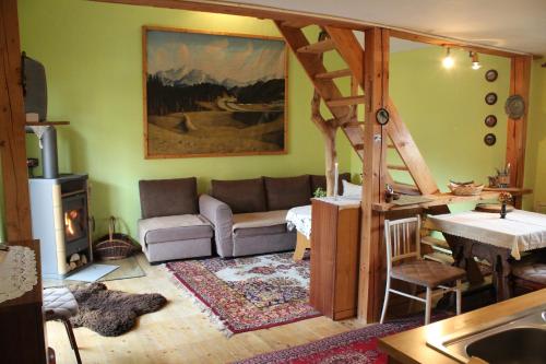 ein Wohnzimmer mit einem Sofa und einem Tisch in der Unterkunft Marko Apartmány in Oščadnica