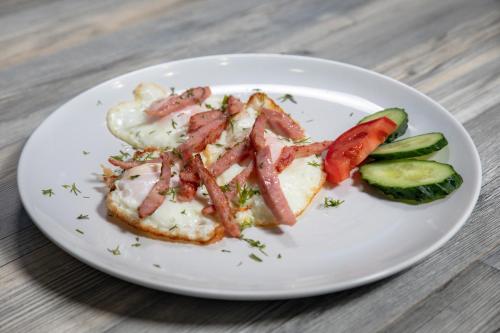 ヤレムチャにあるPremierのベーコン野菜盛り合わせ