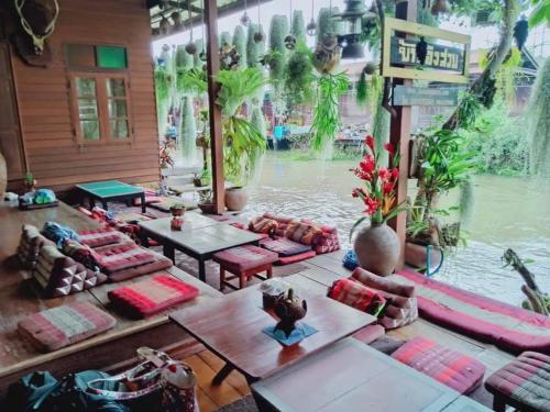 Un jardín fuera de Baan Ing Suan