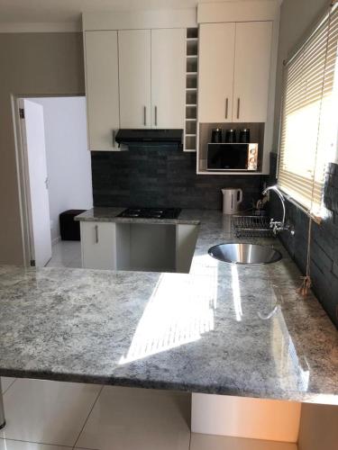 eine Küche mit Spüle und Arbeitsplatte in der Unterkunft Tuna Self Catering in Swakopmund