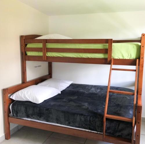 - deux lits superposés dans une chambre dans l'établissement Le Cascavelle, à Cilaos