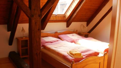 ein Schlafzimmer mit einem Etagenbett im Dachgeschoss in der Unterkunft Statek Sedlečko in Sedlecko