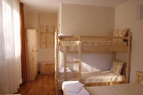 Двухъярусная кровать или двухъярусные кровати в номере Family Hotel Ilinden