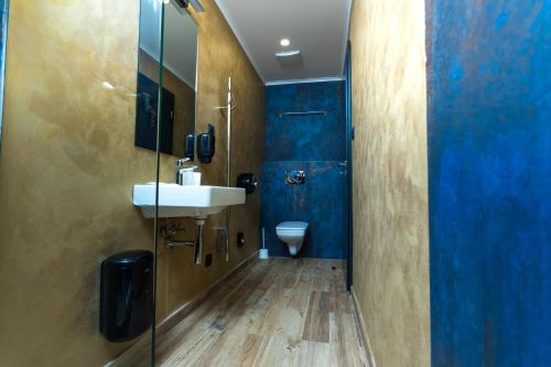 A bathroom at Apart Hotel GOLDEN apartments
