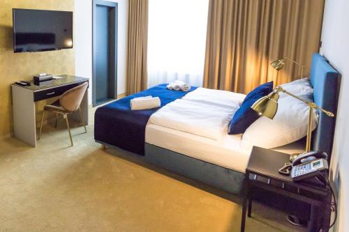 A bed or beds in a room at Apart Hotel GOLDEN apartments