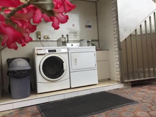 a washer and dryer sitting next to a staircase at Best Western Airport 85 Motel in Brisbane