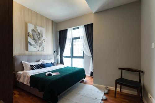 een slaapkamer met een bed en een groot raam bij TriBeCa 2bedroom 3min walk to bukit bintang 2 rooftop pool in Kuala Lumpur