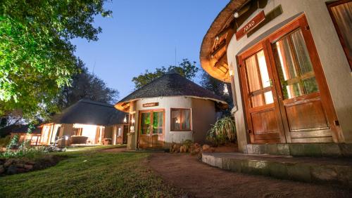 Taman di luar Ivory Wilderness River Rock Lodge