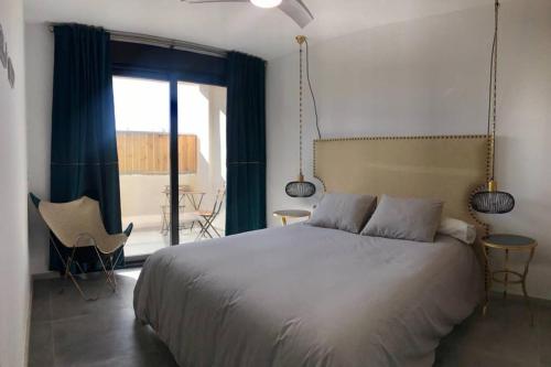 Un dormitorio con una cama grande y una ventana grande. en LA PITA DEL POZO, en El Pozo de los Frailes