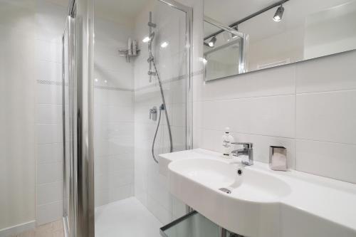 A bathroom at PrimoPiano - Gluck