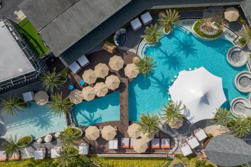 una vista aérea de una piscina con un complejo en Patong Bay Hill Resort, en Patong Beach