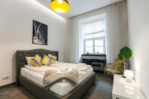 En eller flere senge i et værelse på Vintage Tomasza Apartment