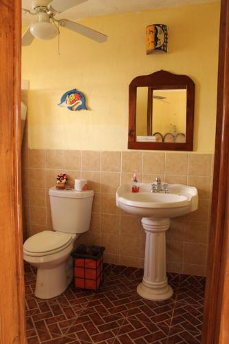 a bathroom with a toilet and a sink at Cancun Guest House 2 in Cancún