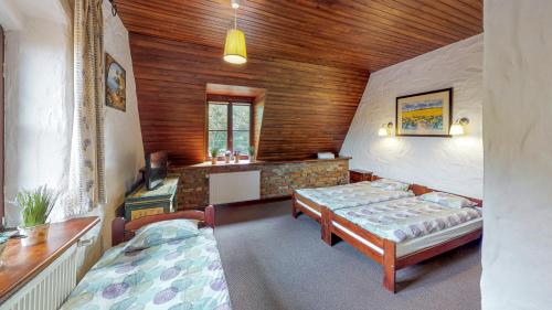 Łóżko lub łóżka w pokoju w obiekcie Osada Ulnowo - Holliday & Party House