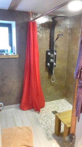 una ducha con cortina roja en una habitación en superbe grange rénovée, en Grust