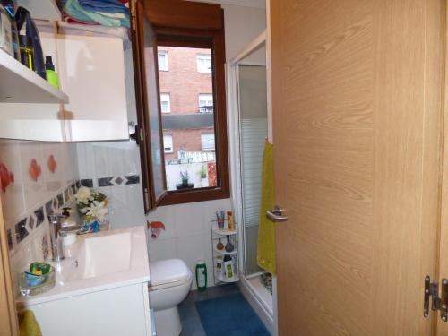 a bathroom with a sink and a toilet and a window at Guggenheim a 15 minutos. BEC a 5 minutos in Barakaldo