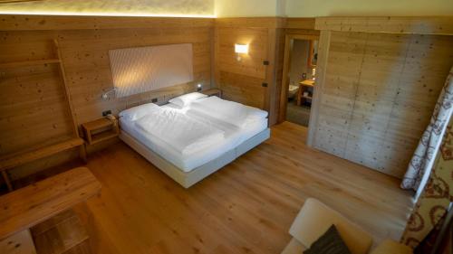 an overhead view of a bedroom with a bed at Baita Fraina in Cortina dʼAmpezzo