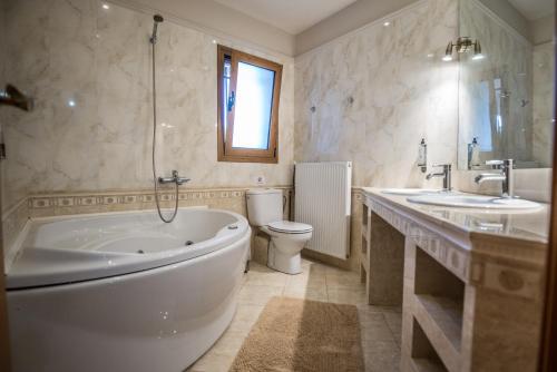 A bathroom at Agios Ioannis Villas