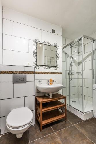 une salle de bain avec toilettes, lavabo et douche dans l'établissement Apartment Periades - Central Chamonix Incredible Mountain Views, à Chamonix-Mont-Blanc