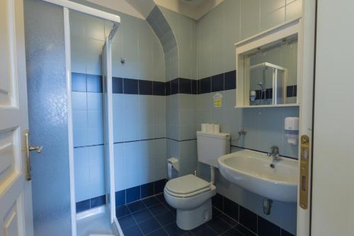 łazienka z toaletą i umywalką w obiekcie Guesthouse - Cultural Center Gustav Mahler w mieście Dobbiaco