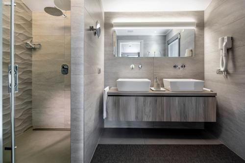 un bagno con due lavandini e una doccia di Suite Apartment Exclusive a Bellaria-Igea Marina